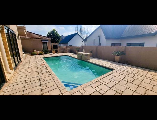 5 BEDROOM HOUSE FOR SALE IN WIERDA CREST ESTATE